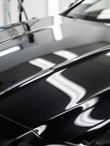 艶と反射が戻った高級車の黒いボンネット施工後